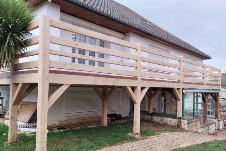 Construction de terrasse en bois sur mesure pour mettre en valeur votre espace extérieur.