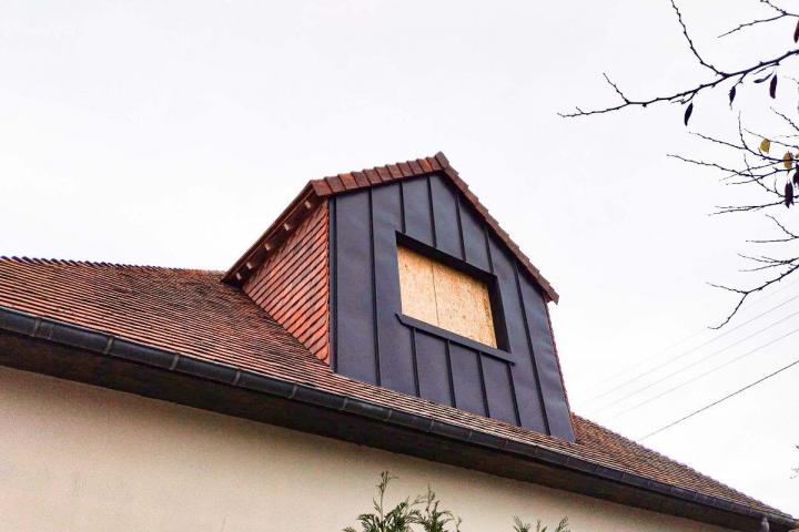 Pose de bardage en bois composite pour protéger et embellir votre bâtiment.